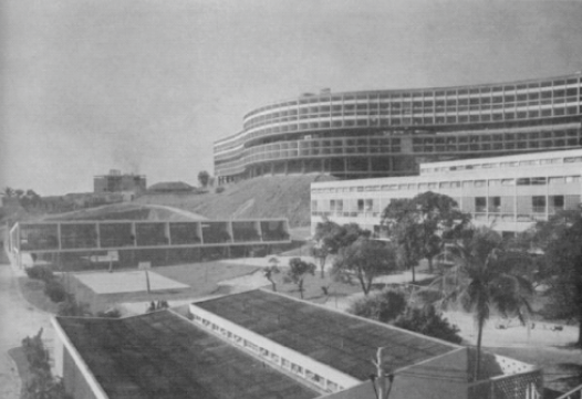 Imagem 2: Conjunto Residencial do Pedregulho, 1948. Edificações do espaço central do conjunto. Fonte: Da Silva (2005, p. 78)